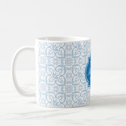Mok van het plateaublauw Damask-Monogram (Links)