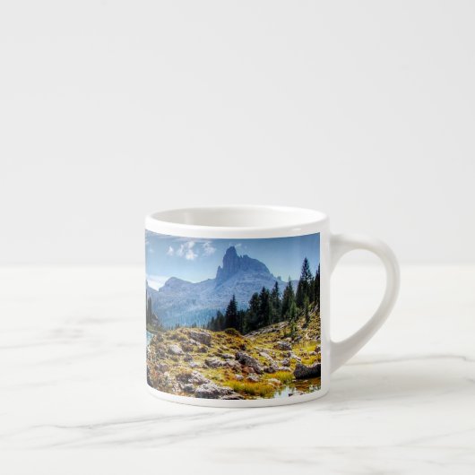 Mok van het prachtige bergmeer bij het meer van Es (Rechts)