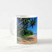 Mok van het tropische paradijsstrand en palmbomen (Voorkant links)