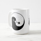 Mok van hoge koffie met Yin Yang-duiven van vrede (Voorkant links)