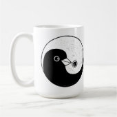 Mok van hoge koffie met Yin Yang-duiven van vrede (Links)
