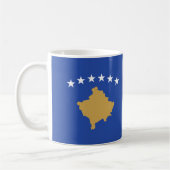 Mok van keramische koffie onder de Kosovaarse vlag (Links)