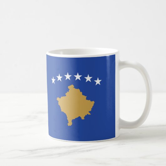 Mok van keramische koffie onder de Kosovaarse vlag (Rechts)