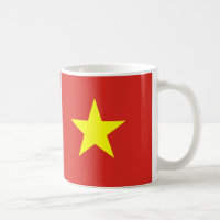 Mok van keramische koffie onder Vietnamese vlag