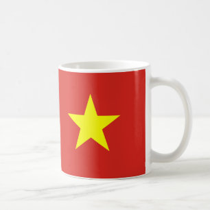 Mok van keramische koffie onder Vietnamese vlag