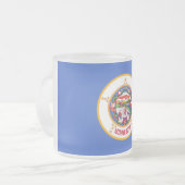 Mok van klein glas, bevroren, met vlag van Minneso (Voorkant links)