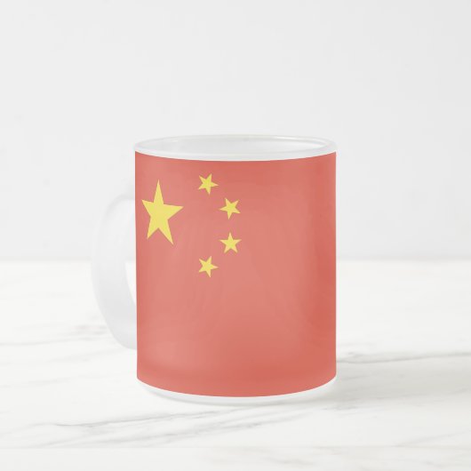 Mok van klein glas met Chinese vlag, bevroren (Voorkant links)