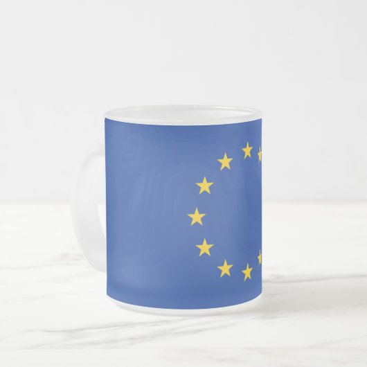 Mok van klein glas met vlag van Europa, bevroren (Voorkant links)