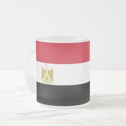 Mok van klein glas, voorgekookt, met Egyptische vl (Voorkant links)