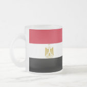 Mok van klein glas, voorgekookt, met Egyptische vl (Links)