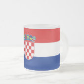 Mok van klein glas, voorgekookt, met Kroatische vl (Voorkant rechts)