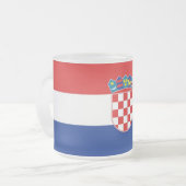 Mok van klein glas, voorgekookt, met Kroatische vl (Voorkant links)