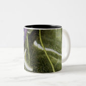 mok van kleine paarse wilde bloemen (Voorkant rechts)