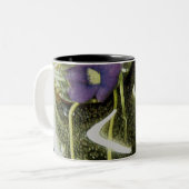 mok van kleine paarse wilde bloemen (Voorkant links)