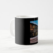 mok van koffie met een kerstcadeau (Voorkant links)