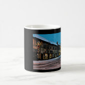 mok van koffie met een kerstcadeau (Center)