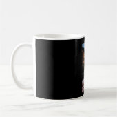 mok van koffie met een kerstcadeau (Links)