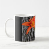 mok van koffie met twee oranje lib (Links)