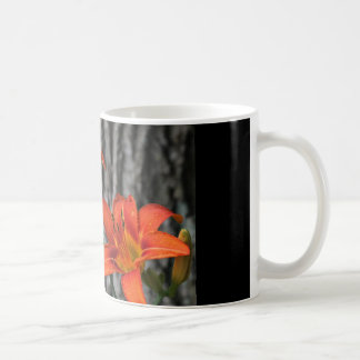 mok van koffie met twee oranje lib