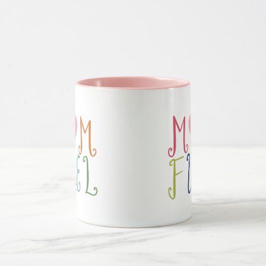 Mok van koffiekoffie met vliegtuigbrandstof, met d (Midden)