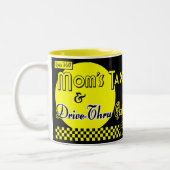 Mok van Moms Taxi en drive-Thru Grill Coffee (Links)