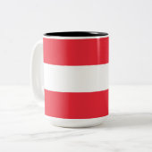 Mok van tweetone koffie met Oostenrijkse vlag (Oos (Voorkant links)