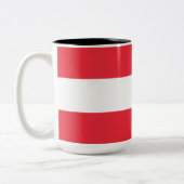 Mok van tweetone koffie met Oostenrijkse vlag (Oos (Links)
