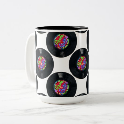 Mok van vinyl bij Rock en Roll (Voorkant links)