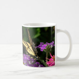 Mok van vlinder en bloemen