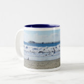 Mok van zeegaand en pier (Voorkant links)