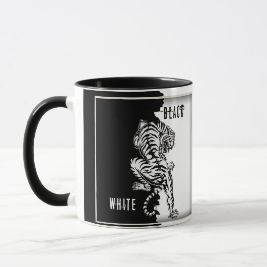 Mok van zwarte en witte tijgerkoffie (Links)