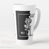 Mok van zwarte en witte tijgerkoffie (Rechterhoek)