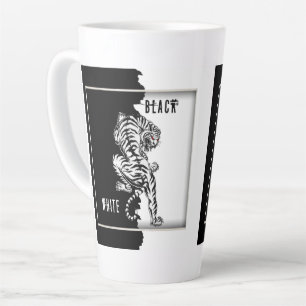 Mok van zwarte en witte tijgerkoffie