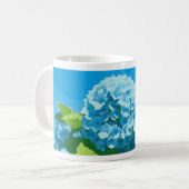 mok versierd met een pixel art blauwe hortensia's (Voorkant links)