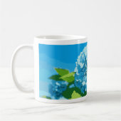 mok versierd met een pixel art blauwe hortensia's (Links)