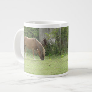 Mok voor het grazen van kastanjebruine paarden