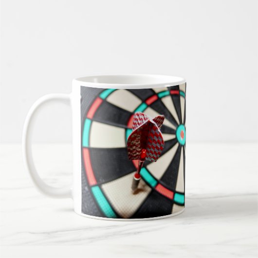 Mok voor kleurrijk dartboard en kunstdart (Links)