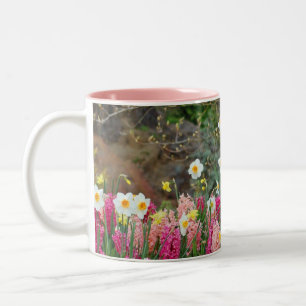 Mok voor kleurrijke voorjaarsbedrukte koffie
