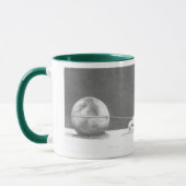 Mok voor vrouwelijke koffie, vrouw trekt de wereld (Links)