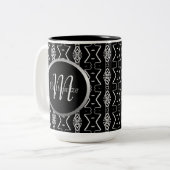 Mok voor zwarte en witte geometrische driehoeken (Voorkant links)