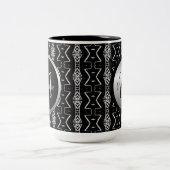 Mok voor zwarte en witte geometrische driehoeken (Center)