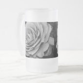 Mok zwarte en witte roze glazen bier (Voorkant links)
