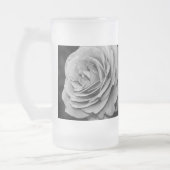Mok zwarte en witte roze glazen bier (Links)