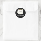 Mokken en Kisses Funny Mug Pun Dark BG Ronde Sticker (Tas)