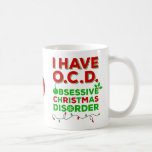 Mokken voor probleemloze kerstziekte<br><div class="desc">Ik heb OCD; Obsessieve Mok van de Eerste Kerstmis met een modern,  leuk,  rood en groen ontwerp,  compleet met kleuterige handgetekende extra's zoals een sieraad,  mistletoe,  een reeks lichtjes,  sneeuwvlokken en een cadeau. Deze mok is grappig!</div>