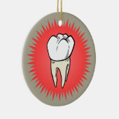 Molar, vers geëxtraheerd op een rode sterburst keramisch ornament (Rechts)