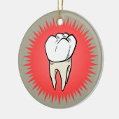 Molar, vers geëxtraheerd op een rode sterburst keramisch ornament (Links)