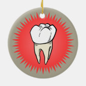 Molar, vers geëxtraheerd op een rode sterburst keramisch ornament (Achterkant)