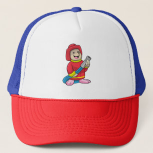 Mole als brandweerman met slang trucker pet