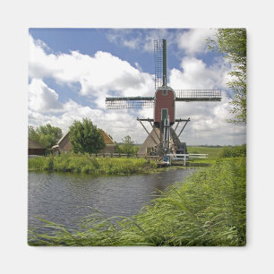 Molen langs een kanaal ten oosten van Leiden in de Magneet